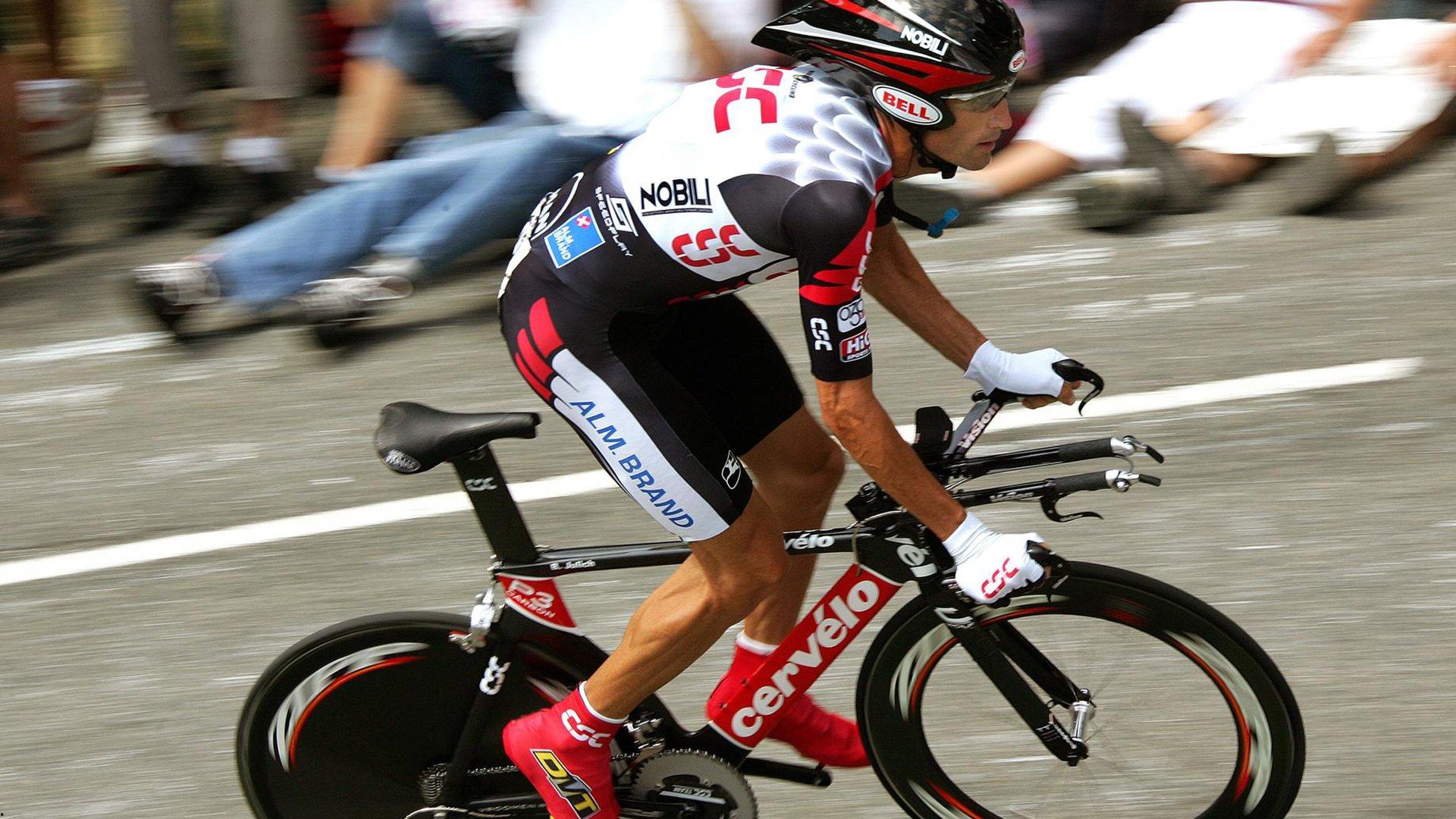 篮球新纪元，18岁张子宇的体重优势与独特步伐引发全球关注